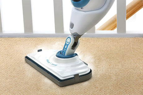 Balai vapeur Black+Decker, nettoyeur vapeur blanc et bleu sur moquette beige