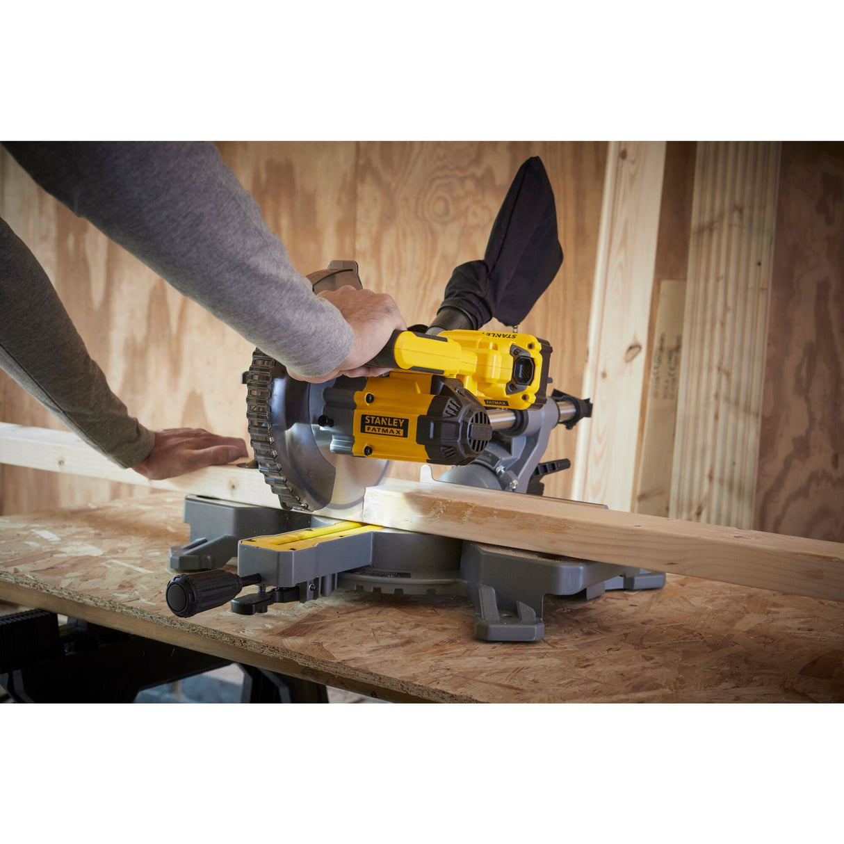 STANLEY FATMAX Scie à onglet radiale sans fil 18V 190mm batterie 4Ah V20 SFMCS701M1-QW