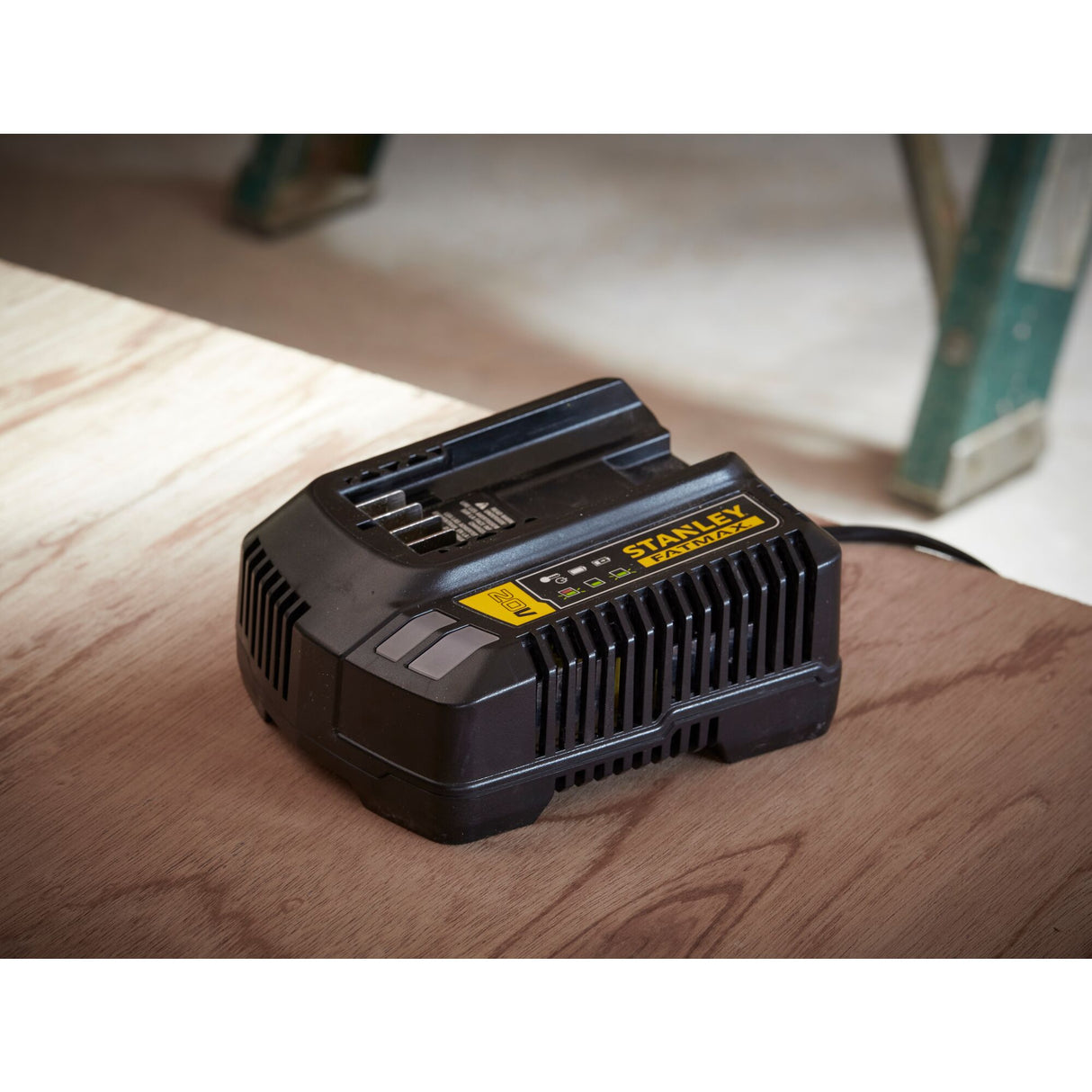 STANLEY FATMAX Chargeur 18V 4Ah V20