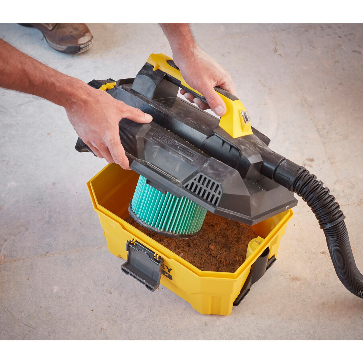 STANLEY FATMAX Aspirateur eau et poussière 18V sans batterie V20 SFMCV002B-XJ