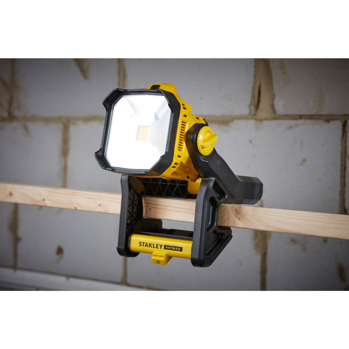 STANLEY FATMAX Lampe projecteur sans fil 18V sans batterie V20 SFMCL030B-XJ