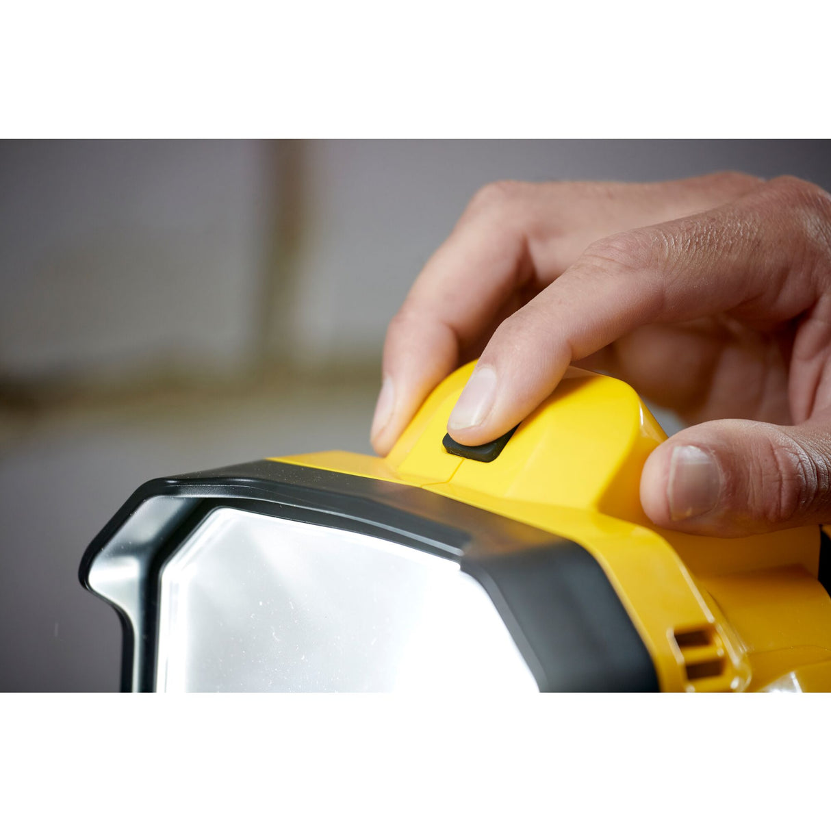 STANLEY FATMAX Lampe projecteur sans fil 18V sans batterie V20 SFMCL030B-XJ