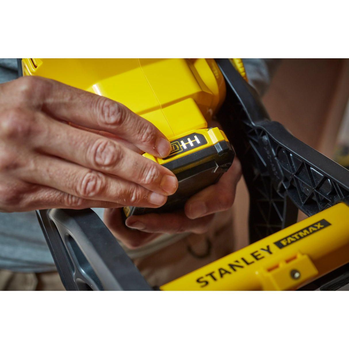 STANLEY FATMAX Lampe projecteur sans fil 18V sans batterie V20 SFMCL030B-XJ
