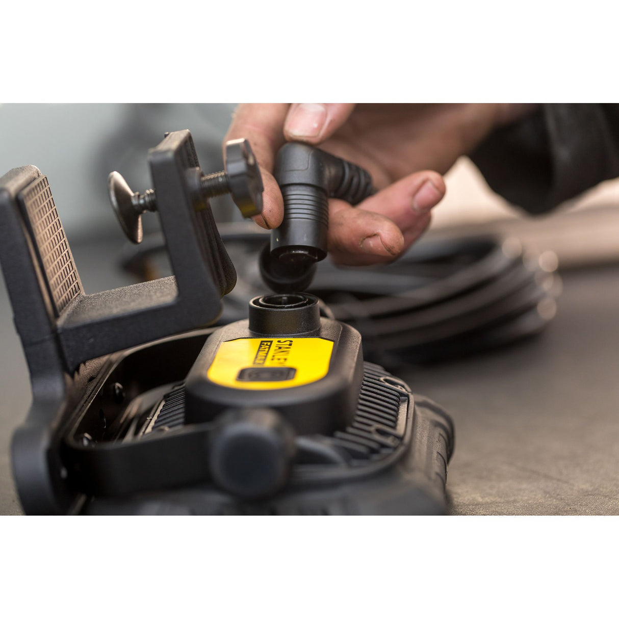 STANLEY FATMAX Projecteur 1000Lm rechargeable FMHT81507-1