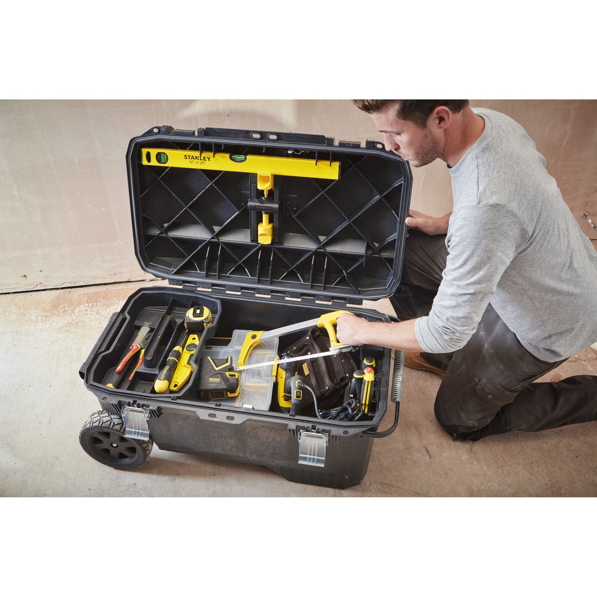STANLEY FATMAX Coffre de chantier étanche 113L 1-94-850