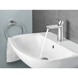 Mitigeur Grohe, robinet de lavabo, chromé, installé sur un lavabo blanc moderne.