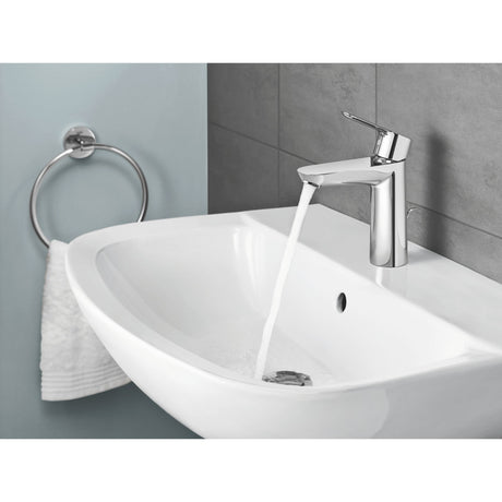 Mitigeur Grohe, robinet de lavabo, chromé, installé sur un lavabo blanc moderne.