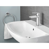 Mitigeur lavabo chromé Grohe, robinet salle de bain couleur argent, design moderne