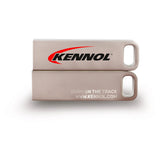 Clé USB grise de la marque Kennol avec logo, produit électronique blanc élégant.